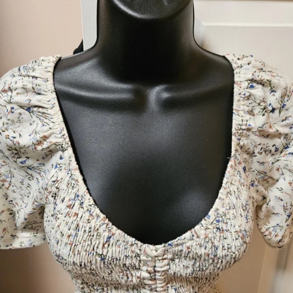 Floral Ruched Cream Top - Picture 2 of 6
